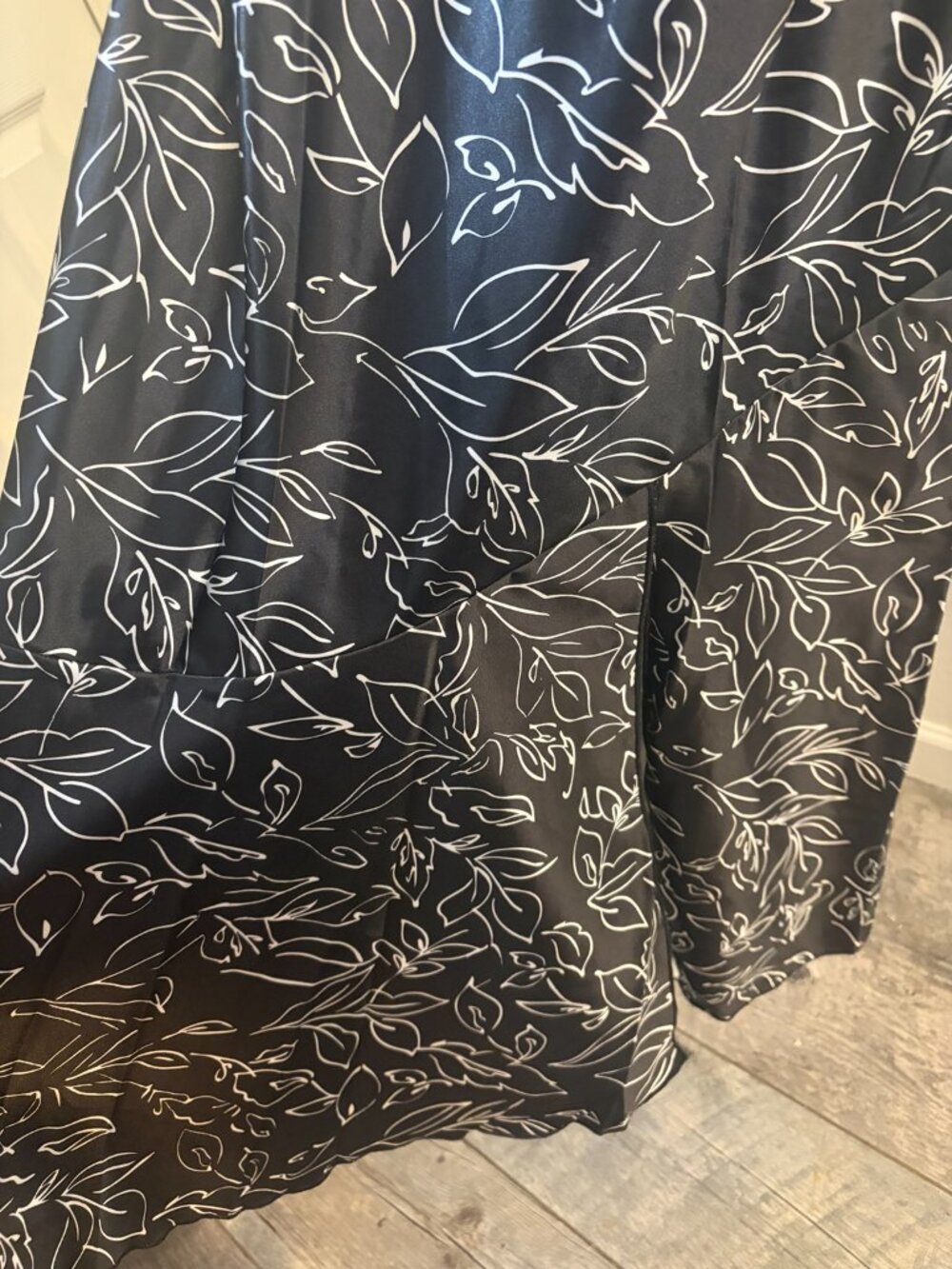 Bebe Black & White Floral Satin Maxi Dress – Size M, NWT - Picture 7 of 8
